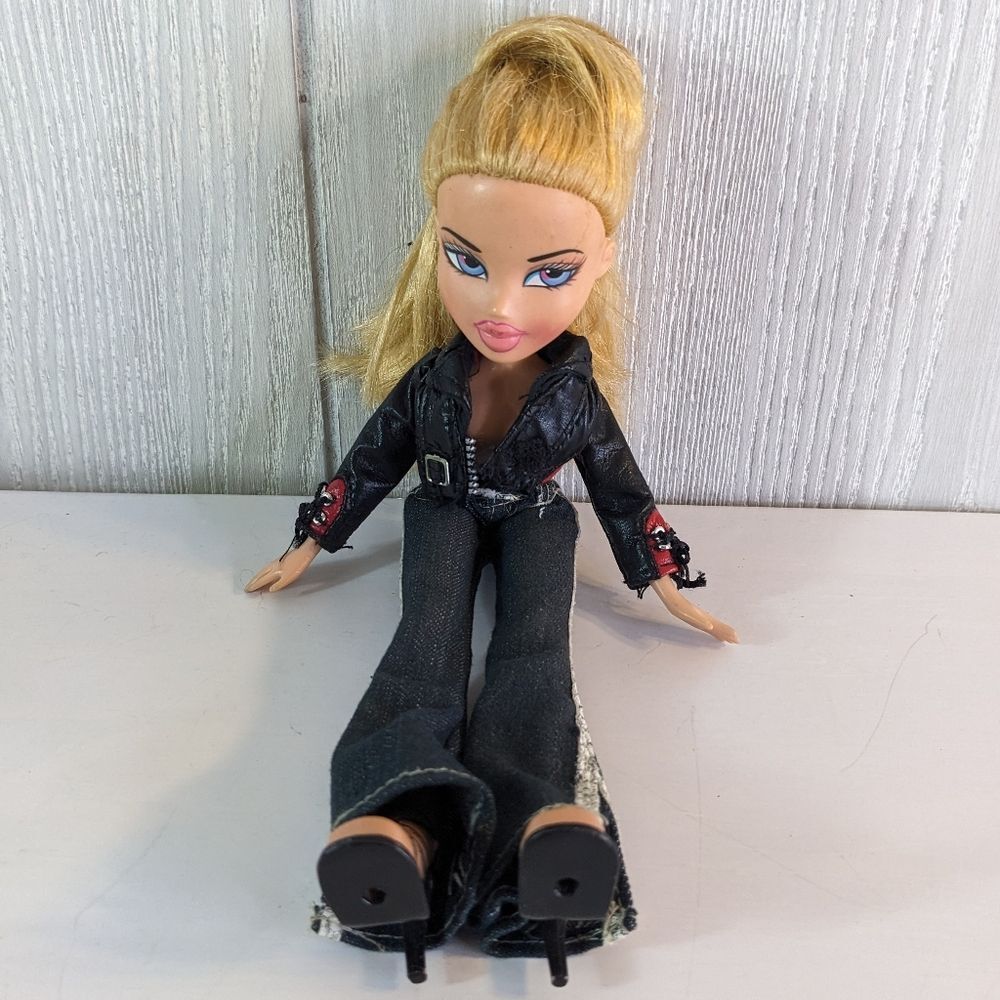 VTG Cloe 2001 MGA First Generation Bratz Doll Clothed High Heel Feet EUC